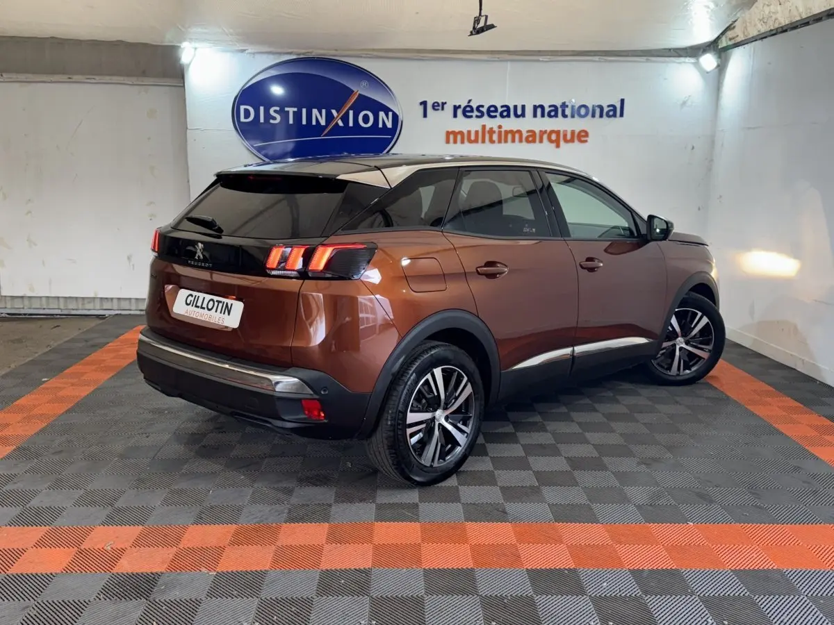Peugeot 3008 orange vue 3/4 arrière droit, avec toit noir et feux arrière LED distinctifs.