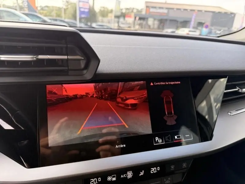 Vue intérieure sur l'écran de recul de l'Audi A3 Berline gris foncé 2022, affichant la caméra arrière avec lignes de guidage.
