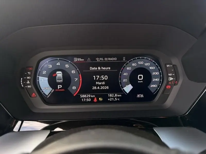 Tableau de bord numérique de l'Audi A3 Berline 35 TFSI 2022 affichant la vitesse, le régime et la date à 17h50.
