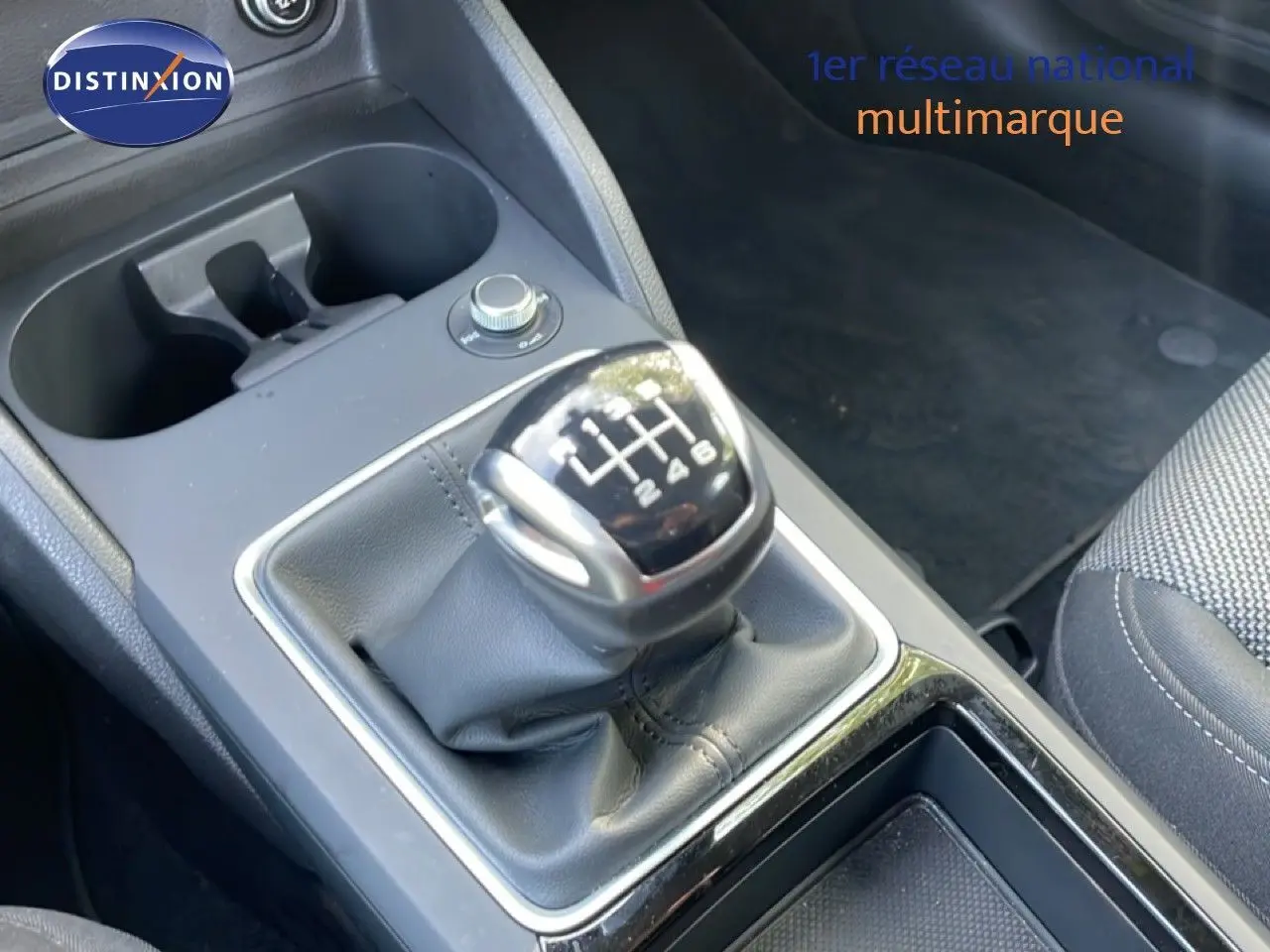 Gros plan sur le levier de vitesses manuel de l'Audi Q2 30 TDI S-Line, intérieur tissu gris et console centrale.