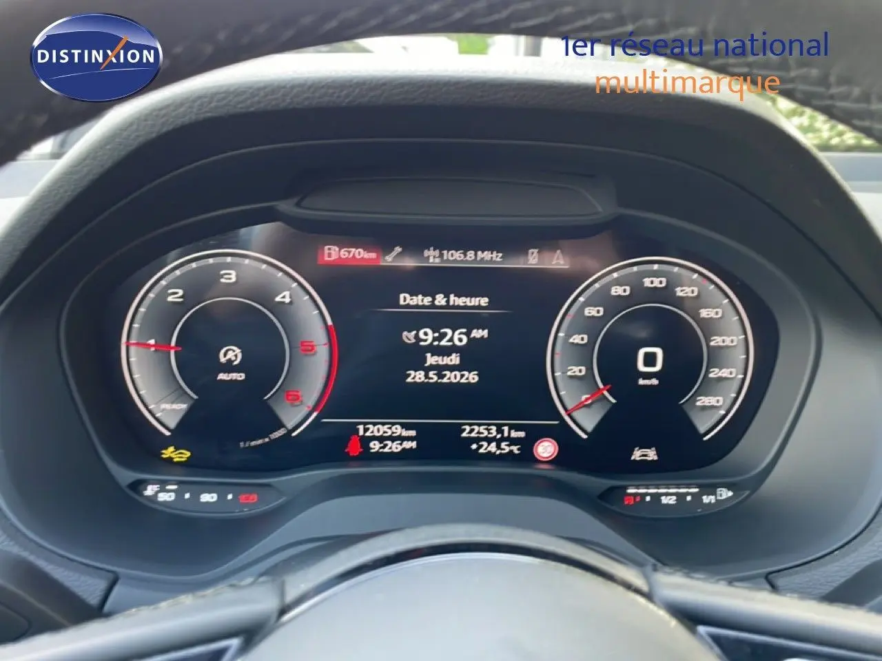 Vue rapprochée du tableau de bord numérique de l'Audi Q2 30 TDI S-Line, affichant la vitesse et l'heure.