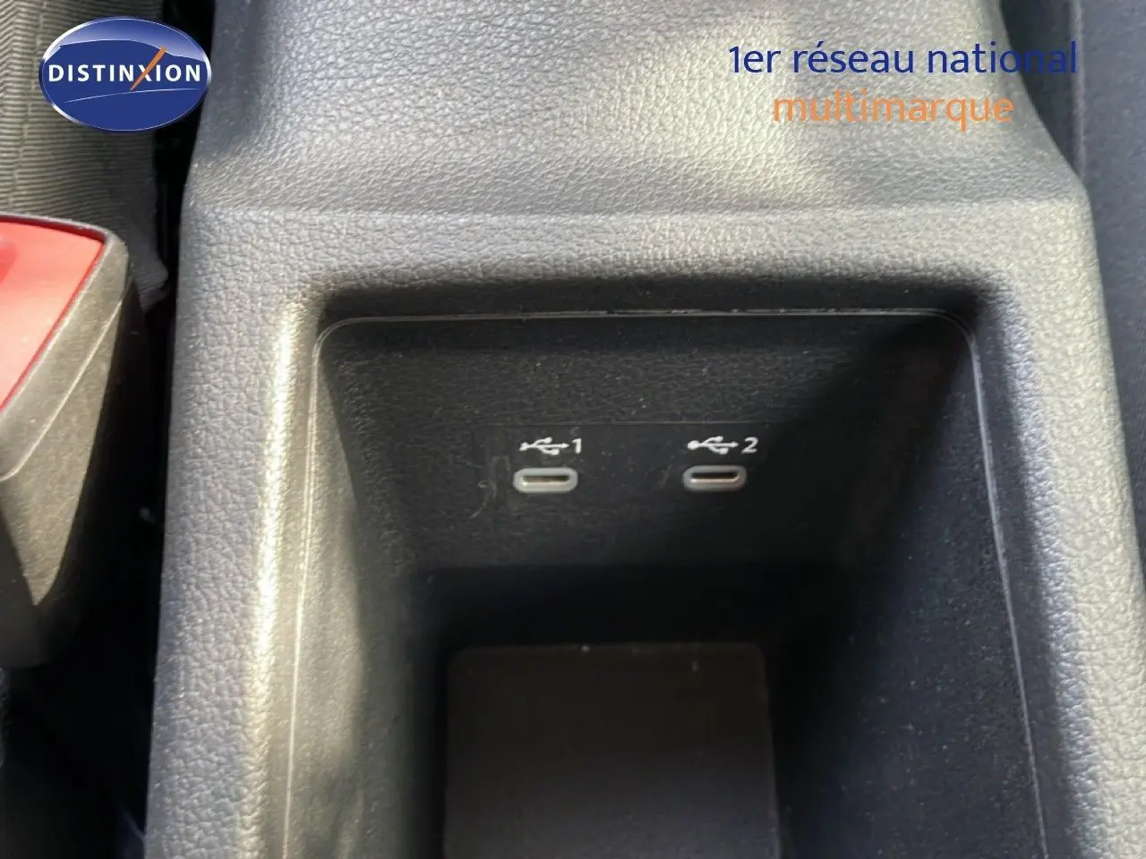 Gros plan sur deux ports USB-C intégrés dans la console centrale d'un Audi Q2 gris Manhattan 2025.