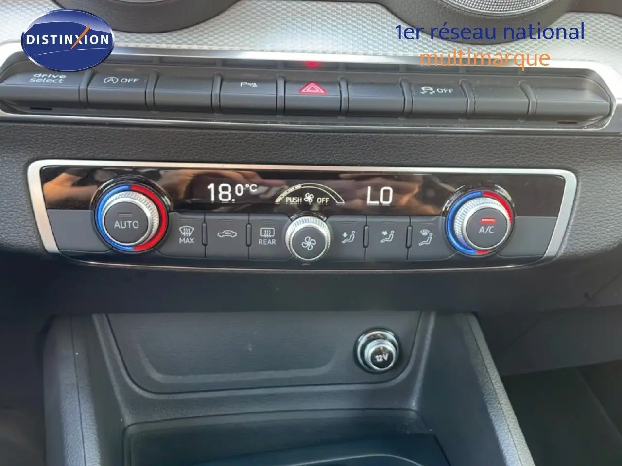 Vue rapprochée de la console centrale de l'Audi Q2 30 TDI S-Line 2025 avec commandes de climatisation digitales.
