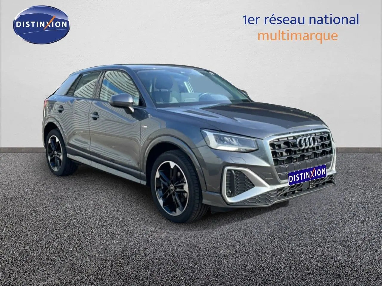 Audi Q2 30 TDI S-Line gris Manhattan, vue 3/4 avant droit avec jantes noires et calandre distinctive.