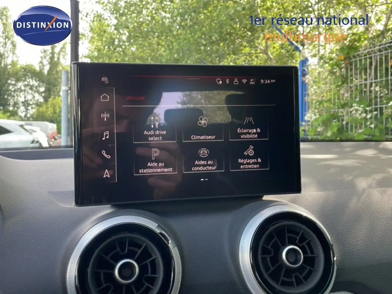 Écran tactile central de l’Audi Q2 30 TDI S-Line 2025, vue intérieure sur la console avec aérateurs ronds.