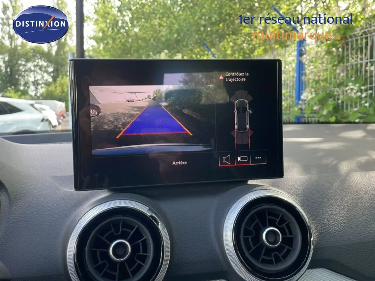 Vue intérieure du tableau de bord de l'Audi Q2 30 TDI S-Line 2025, écran affichant la caméra de recul avec guidage.
