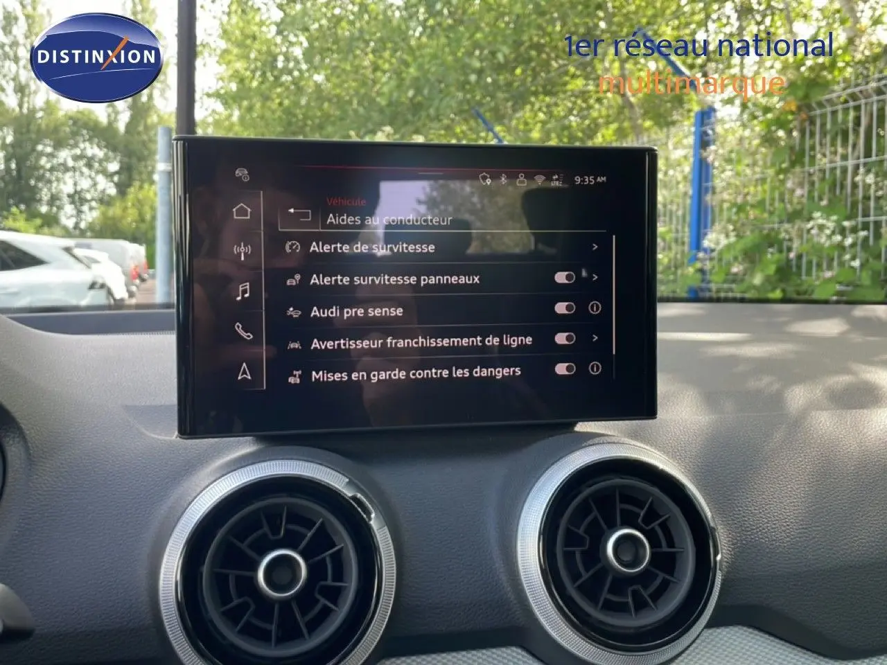 Écran central tactile affichant les aides à la conduite dans l’habitacle d’une Audi Q2 30 TDI S-Line 2025.