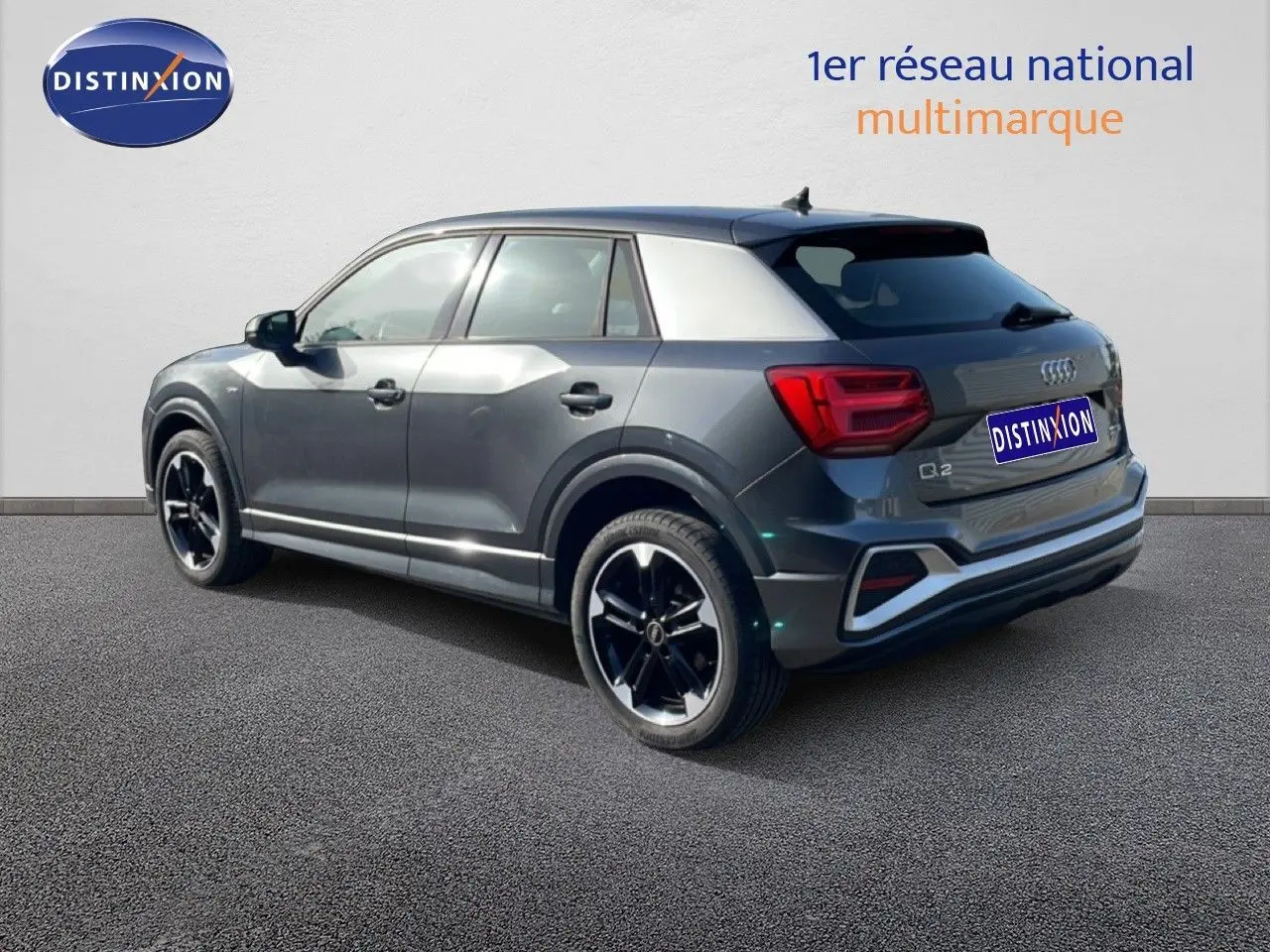 Audi Q2 30 TDI S-Line gris Manhattan, vue 3/4 arrière droit, jantes noires et toit contrasté argent.