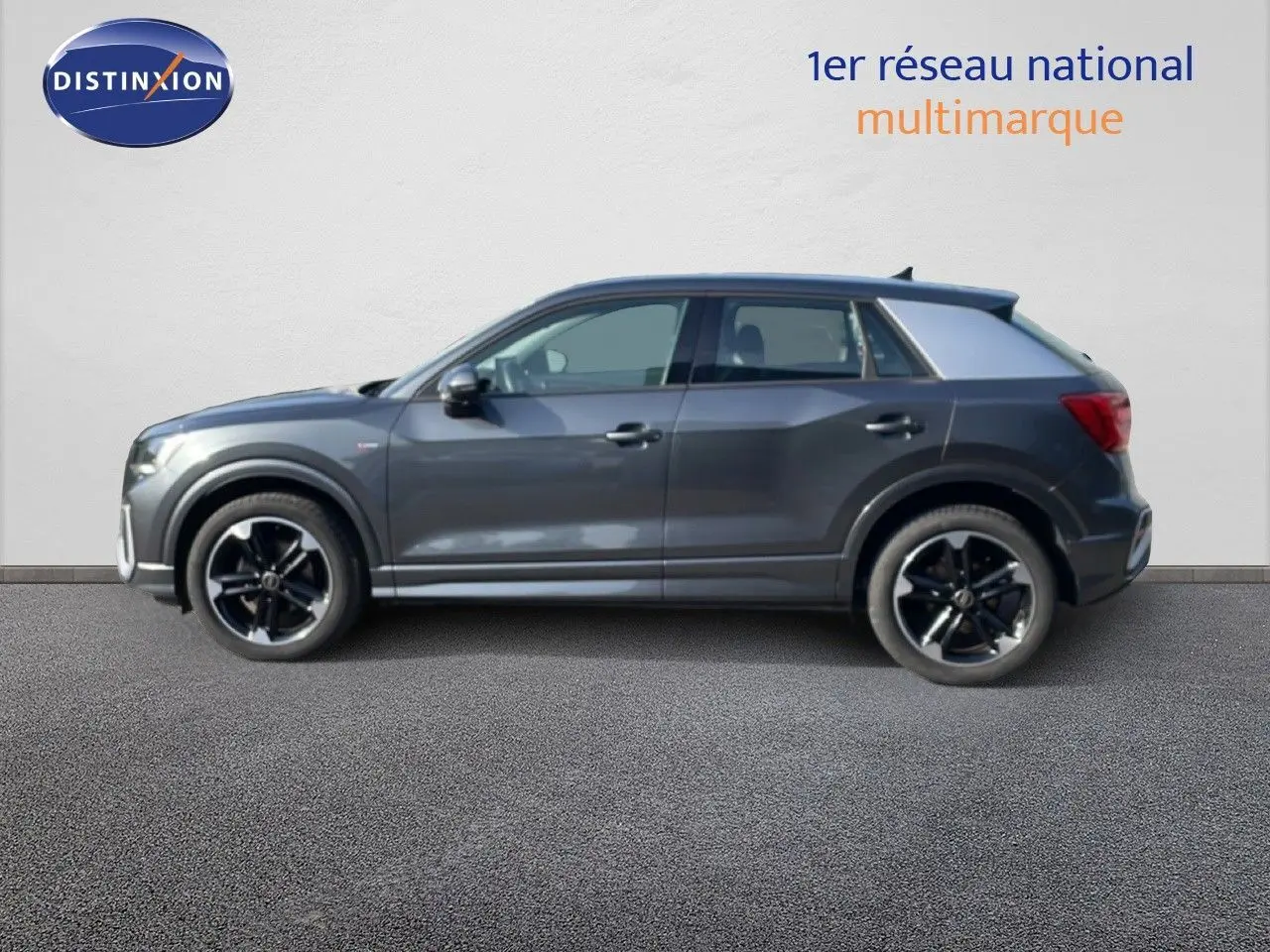 Audi Q2 30 TDI S-Line gris Manhattan métal vu de profil côté gauche, avec jantes noires distinctives.