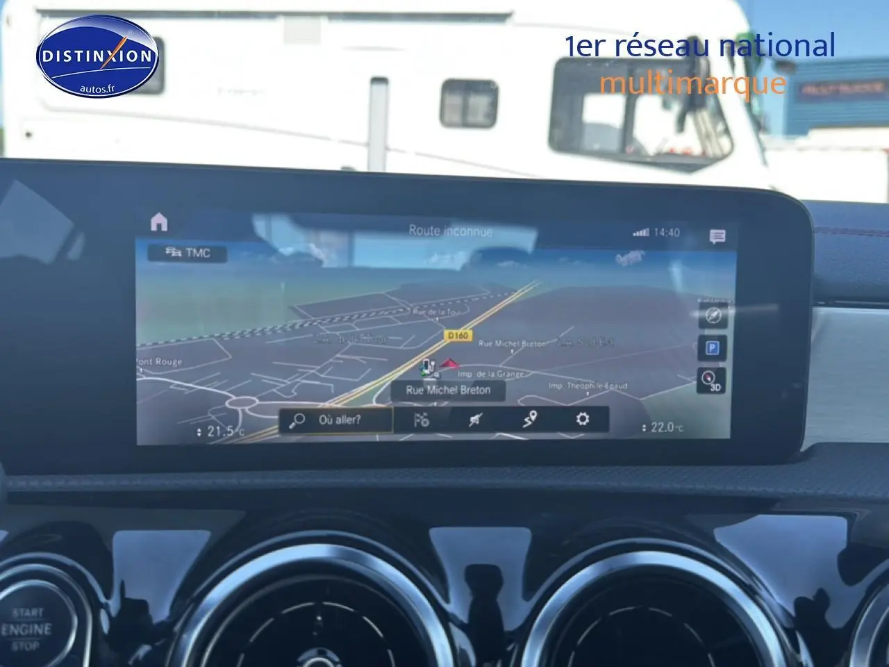 Écran tactile de navigation GPS dans le tableau de bord d'une Mercedes Classe CLA 250 e AMG Line noire, vue intérieure.