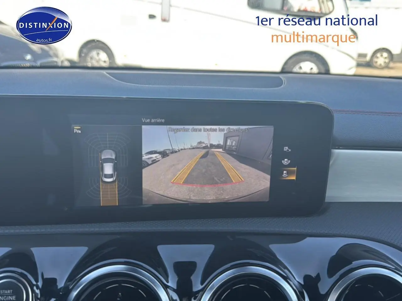 Vue intérieure du tableau de bord de la Mercedes Classe CLA 250 e AMG Line 2022 avec écran de caméra de recul allumé.