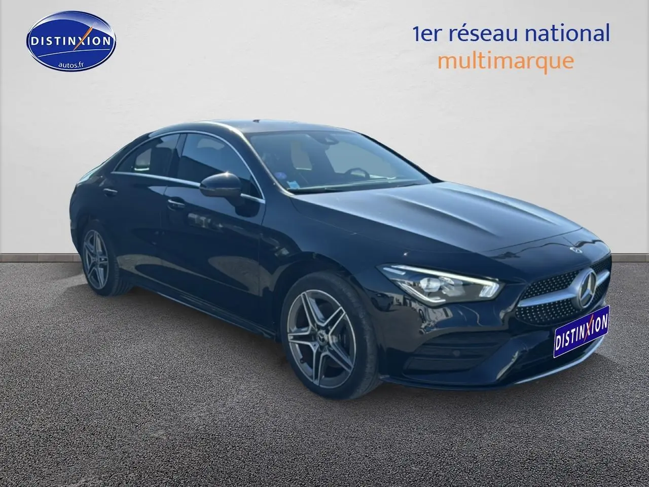 Mercedes Classe CLA 250 e AMG Line noir vue 3/4 avant droit avec calandre chromée et jantes alu cinq branches.
