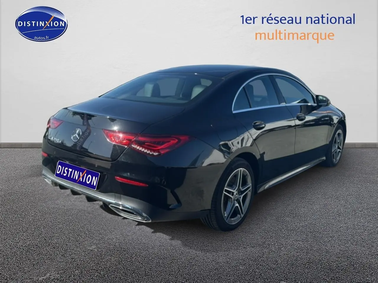 Mercedes Classe CLA 250 e AMG line noir vue 3/4 arrière droit avec jantes alu et double sortie d'échappement chromée.