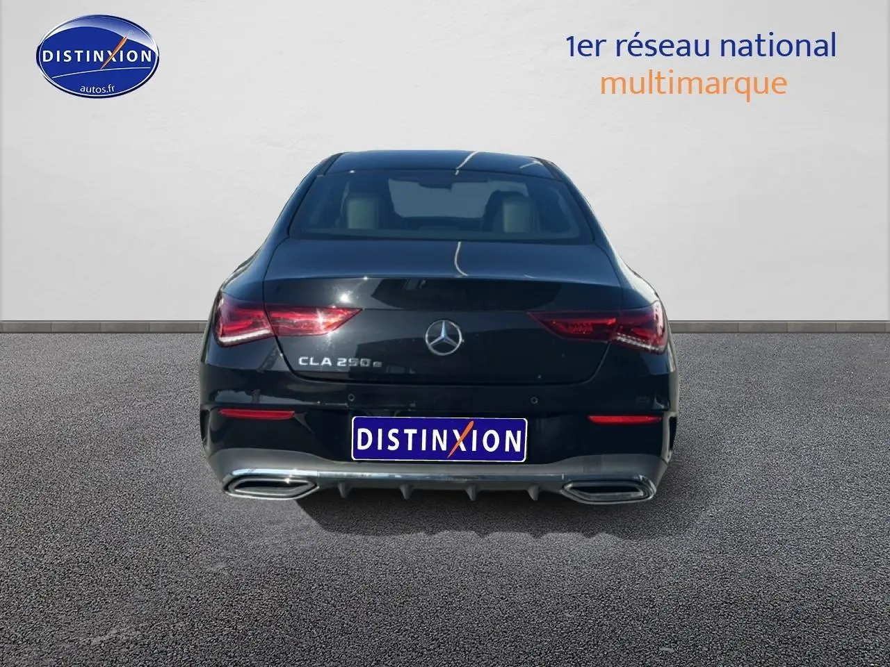 Vue arrière d'une Mercedes Classe CLA 250 e AMG Line noire avec double sortie d'échappement chromée.