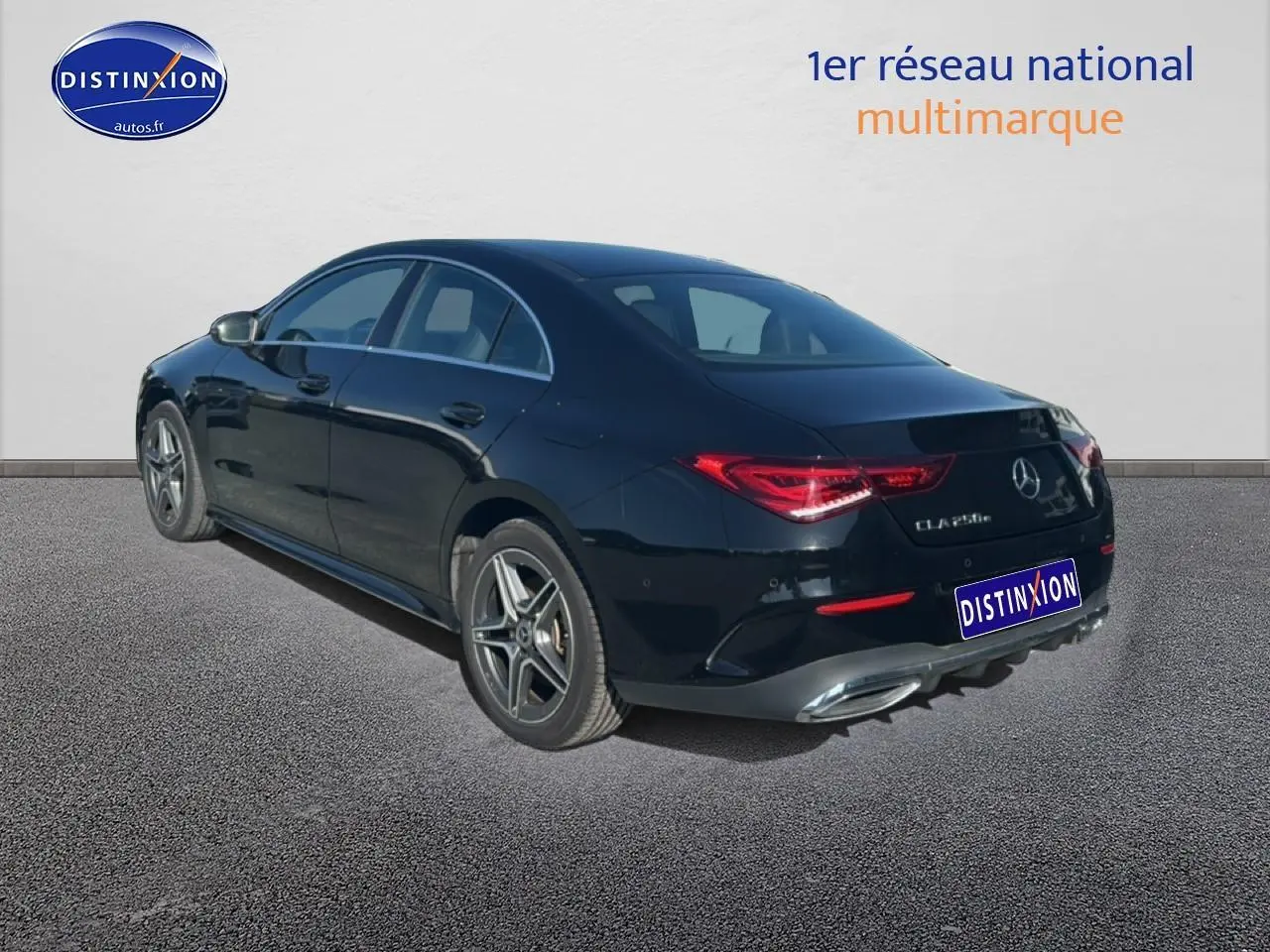 Mercedes Classe CLA 250 e AMG Line noire vue 3/4 arrière droit, avec jantes alu et double sortie d’échappement chromée.