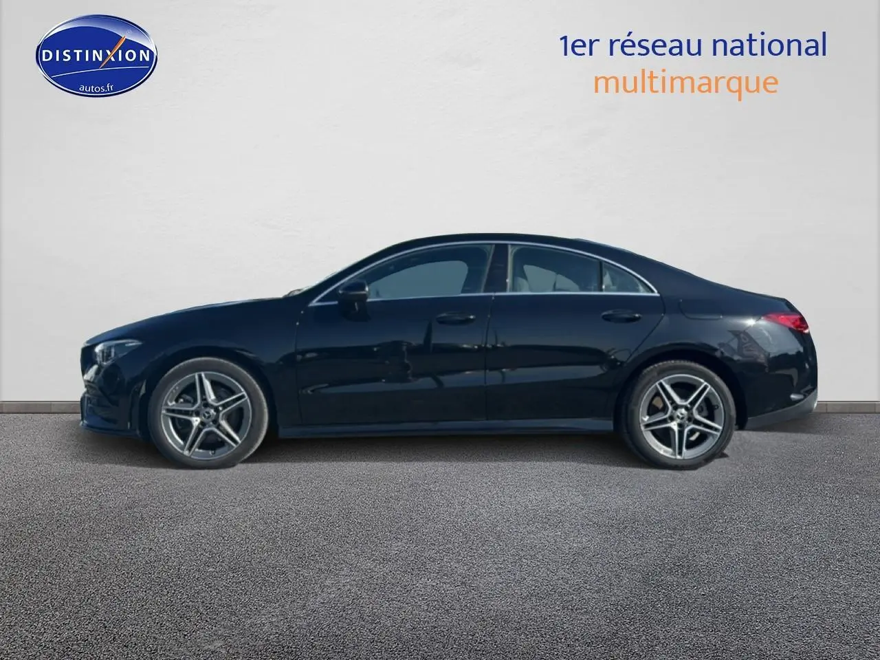 Mercedes Classe CLA 250 e AMG Line noire vue de profil côté gauche sur fond neutre, jantes alliage visibles.