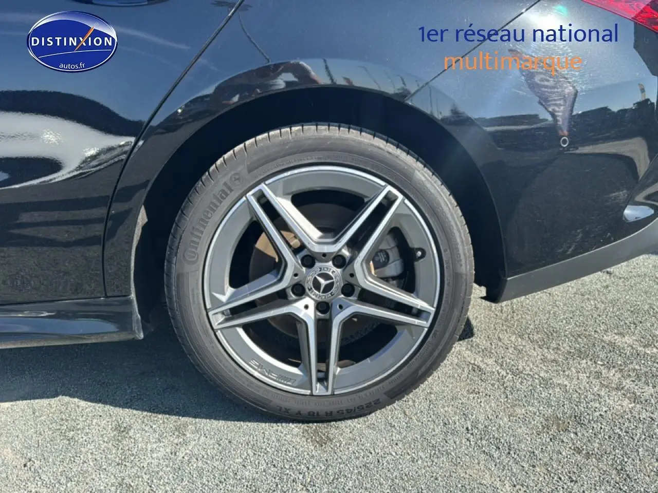 Gros plan sur la roue arrière droite d'une Mercedes Classe CLA 250 e AMG Line noire avec jante alu cinq branches.