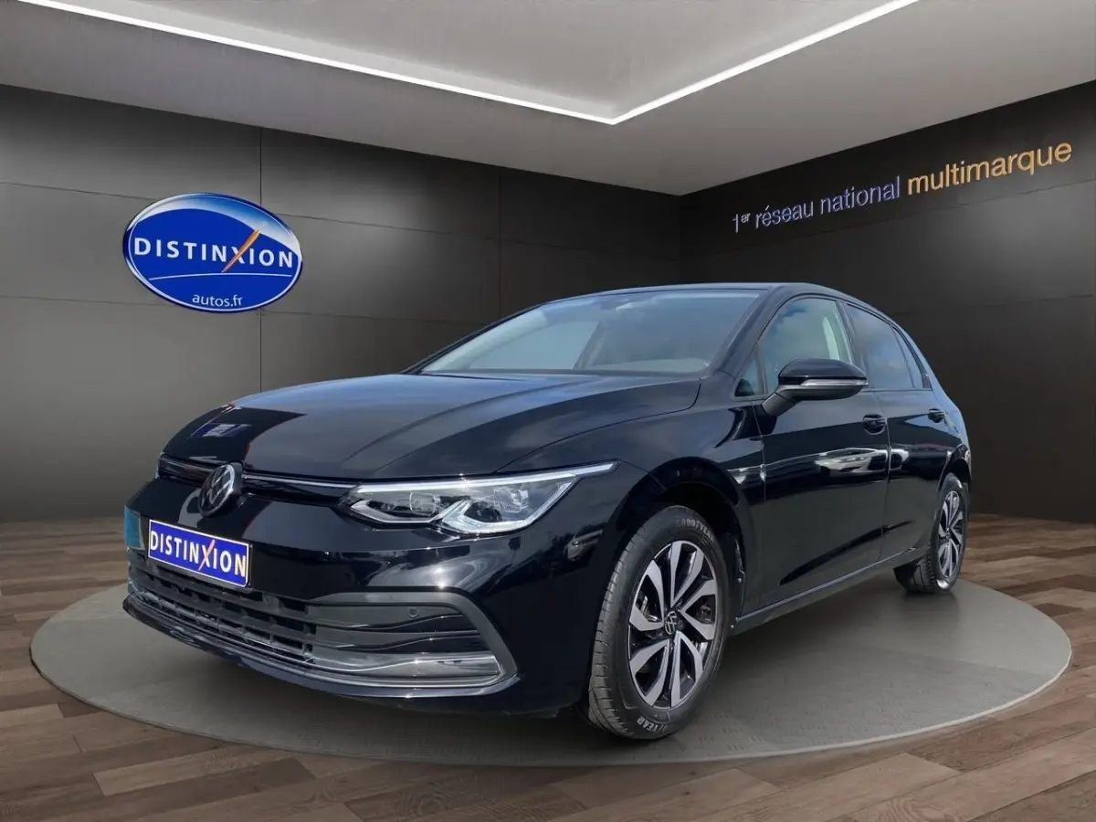 Volkswagen Golf noire vue en 3/4 avant droit, avec jantes distinctives et vitres arrière surteintées.