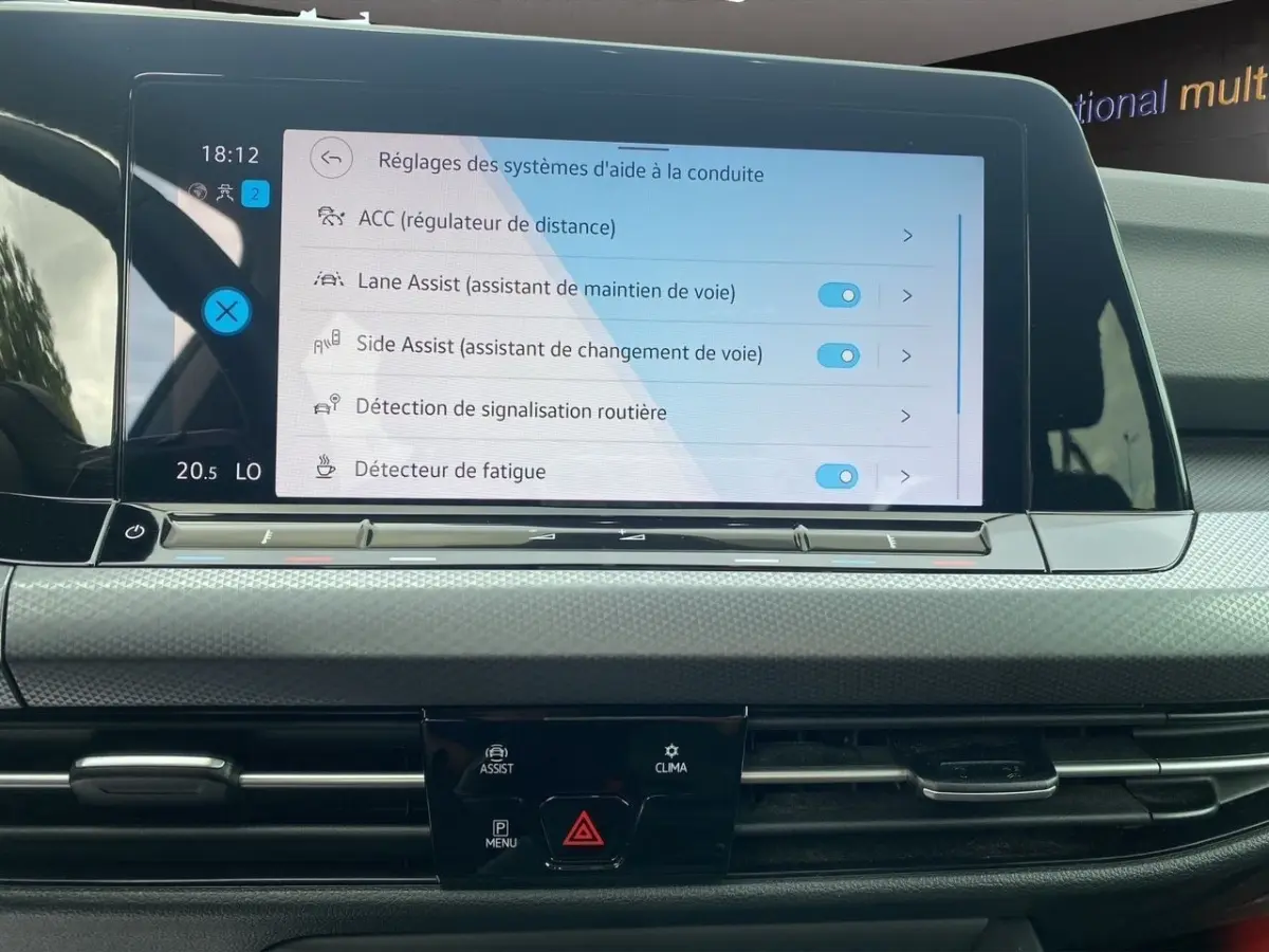 Écran tactile central de la Volkswagen Golf 1.0 eTSI Active 2022 affichant les réglages d'aide à la conduite.