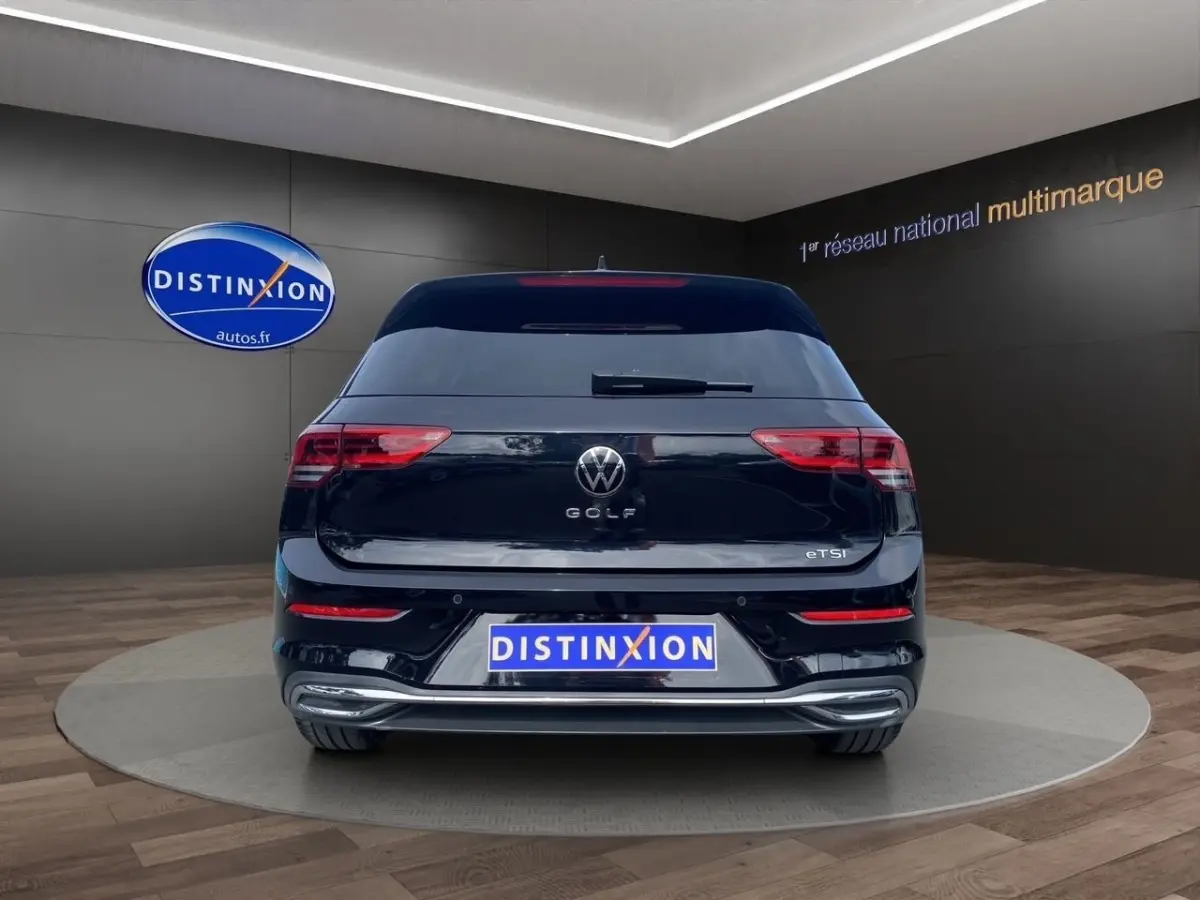 Vue arrière d'une Volkswagen Golf noire 2022 avec feux LED et logo VW bien visibles.