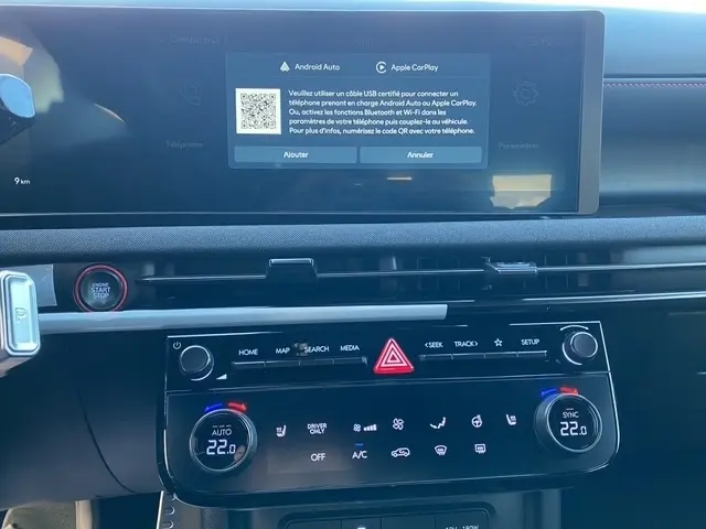Vue rapprochée du tableau de bord du Hyundai Tucson 2026, écran tactile central affichant options Android Auto et Apple CarPlay.