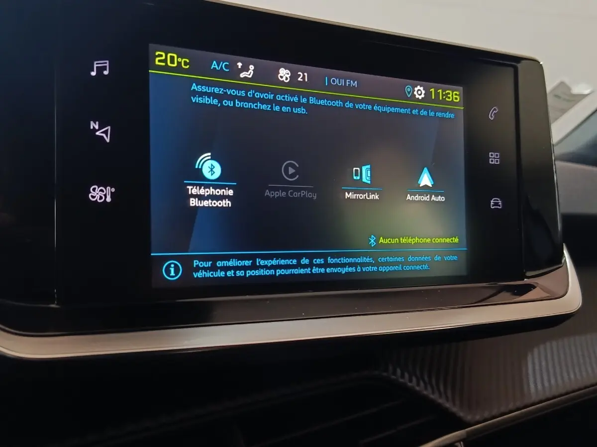 Écran tactile central de la Peugeot E-2008 électrique 2023 affichant les options Bluetooth, Apple CarPlay et Android Auto.