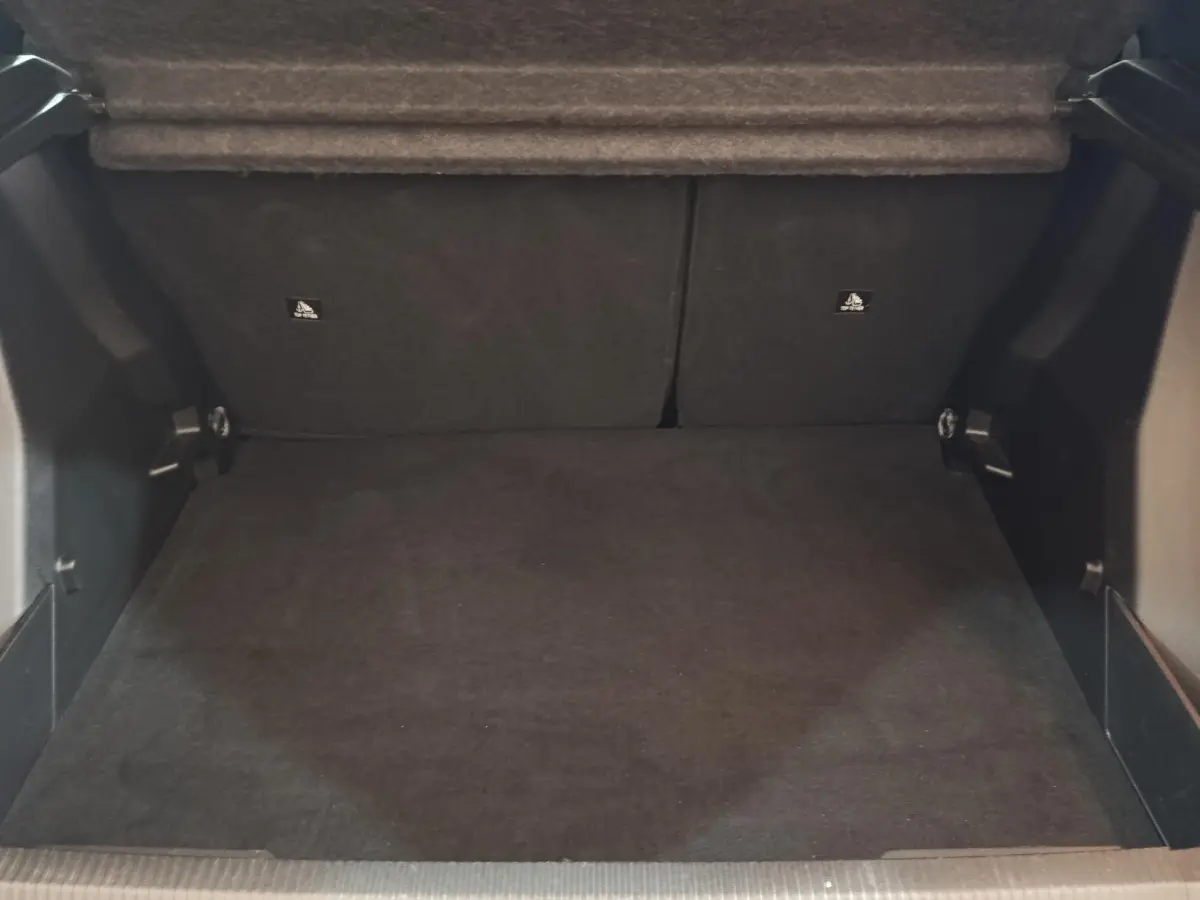 Coffre spacieux de la Peugeot E-2008 électrique 2023, vue intérieure arrière avec banquette rabattue et plancher plat.