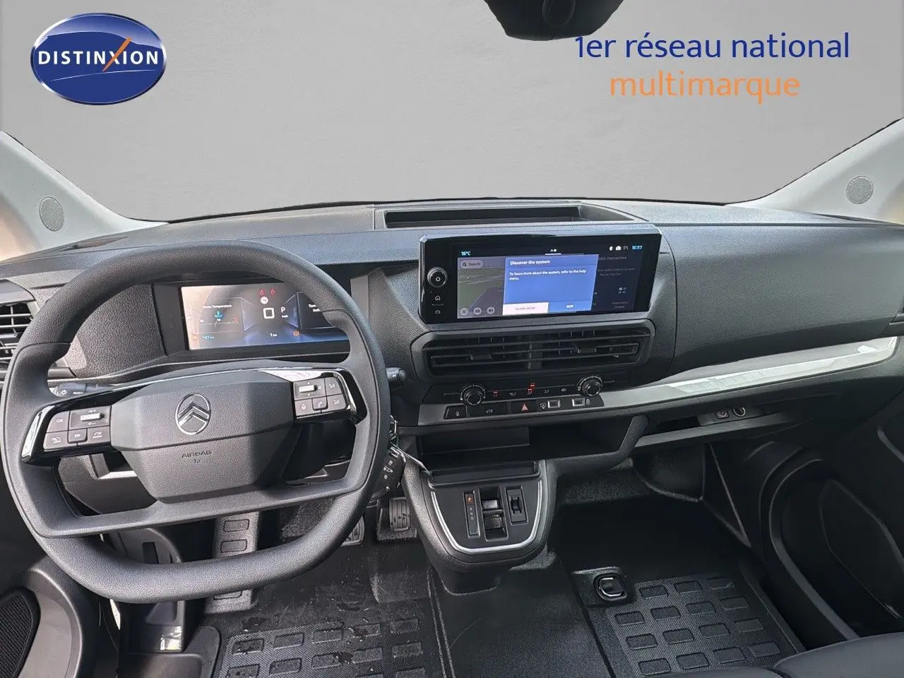 Vue intérieure du tableau de bord du Citroën Jumpy Fourgon XL gris titane, avec écran tactile et volant multifonction.