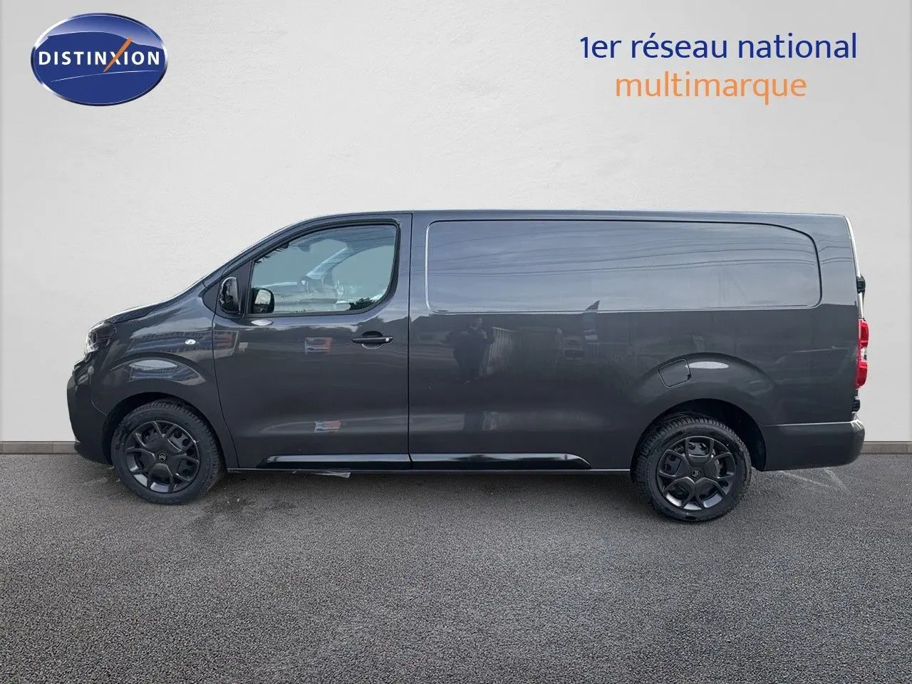 Profil côté gauche du Citroën Jumpy Fourgon XL gris titane métallisé, avec jantes noires et carrosserie lisse.