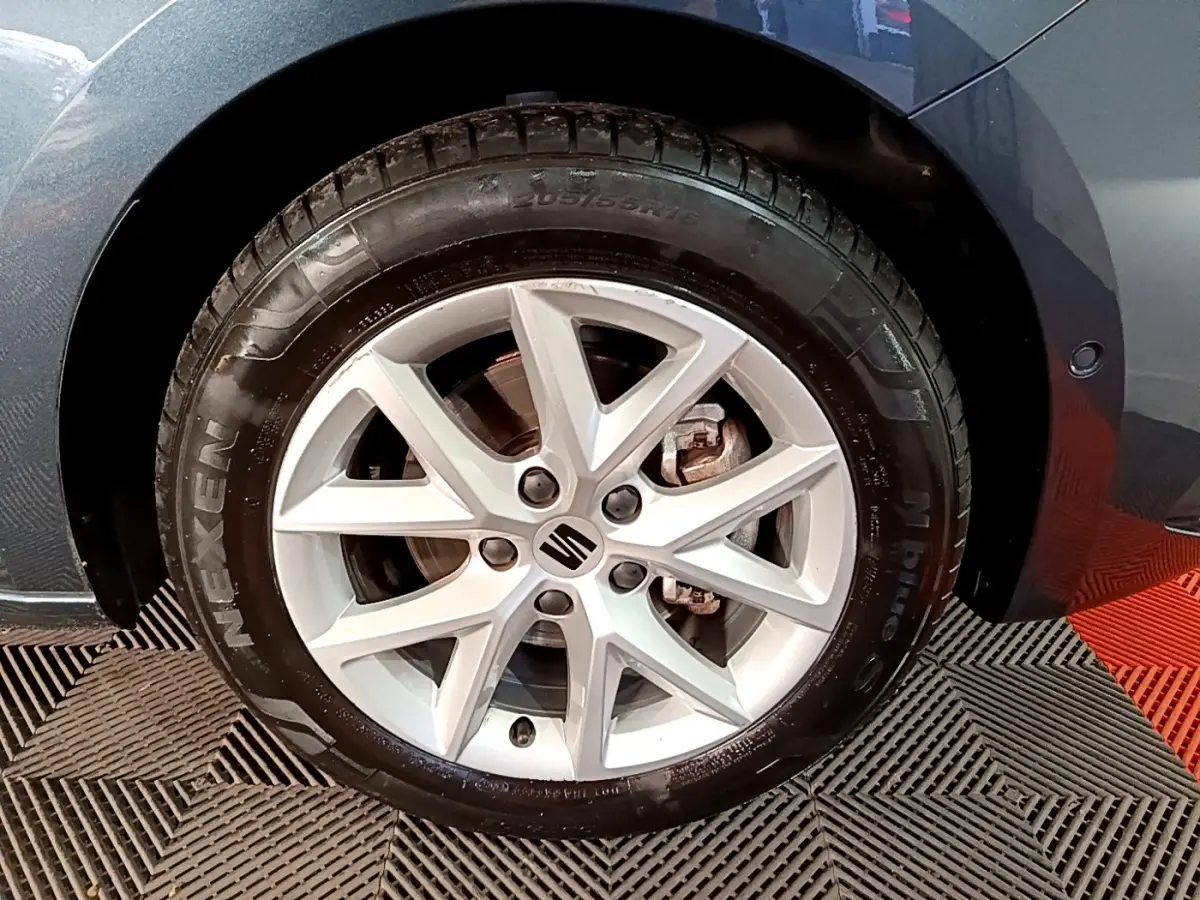Gros plan sur la roue avant droite gris clair d'une SEAT LEON 2023 avec jante alliage à 5 doubles branches.