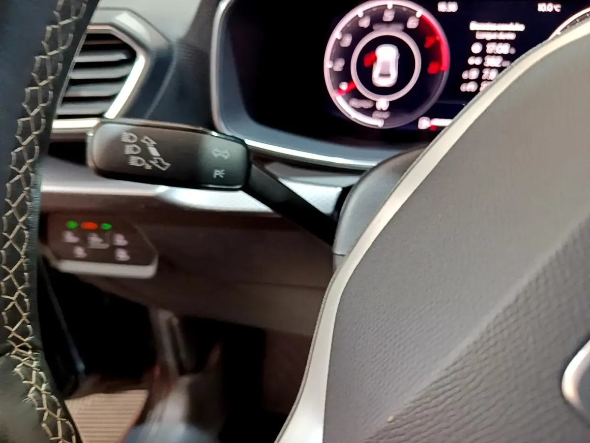 Vue rapprochée du volant et du tableau de bord numérique de la SEAT Leon 2023, avec affichage digital et commandes au volant.