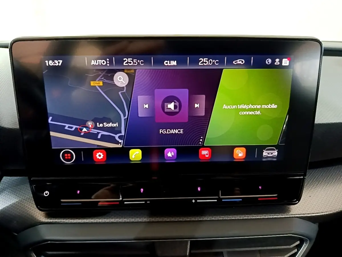 Écran tactile central 10 pouces du tableau de bord du SEAT Leon 2023, affichant navigation et musique.
