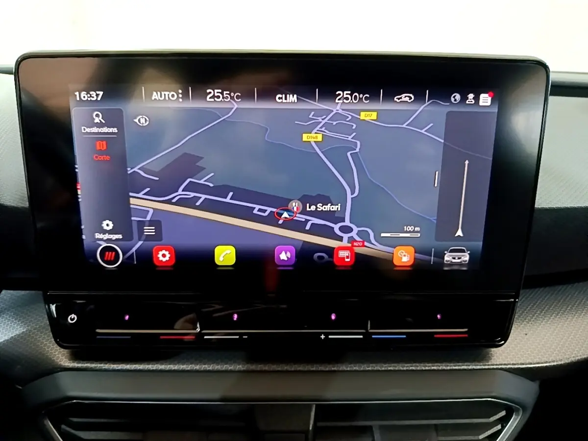 Écran tactile central du tableau de bord du SEAT Leon gris clair 2023 affichant la navigation 3D et la climatisation.