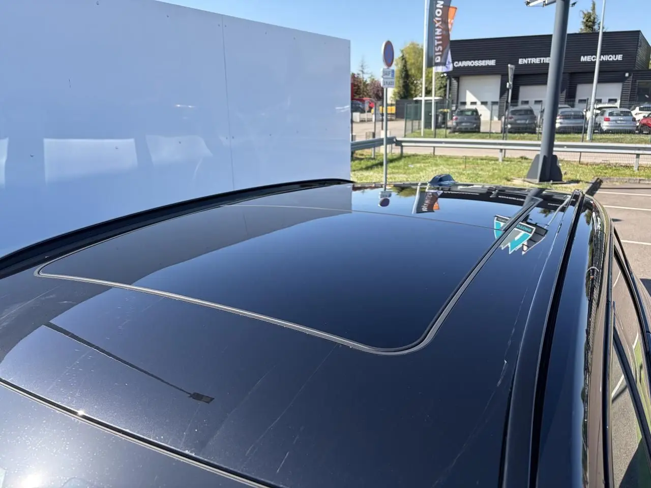 Toit ouvrant panoramique en verre du BMW X1 noir Saphir vu en plongée depuis l'arrière droit.