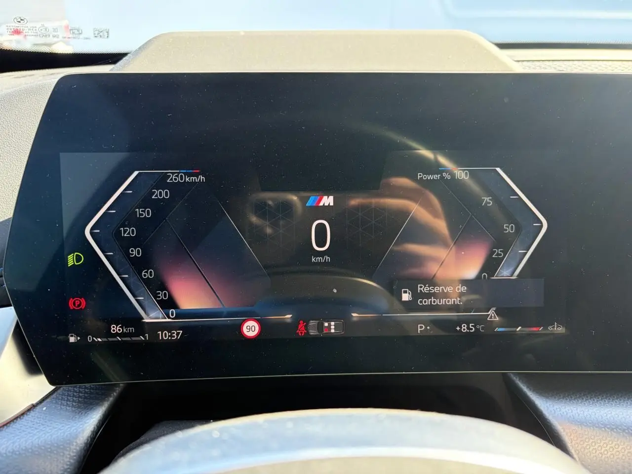 Affichage numérique du combiné d'instruments BMW X1 M Sport 2025, vue frontale avec indication réserve de carburant.