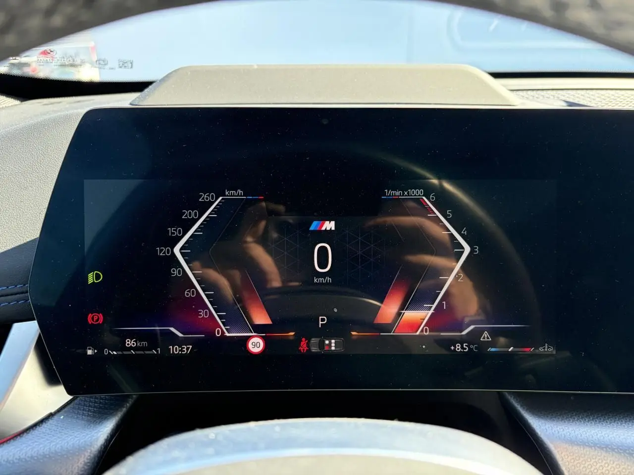 Vue rapprochée du combiné d'instrumentation numérique BMW X1 M Sport affichant vitesse et régime moteur en mode arrêt.