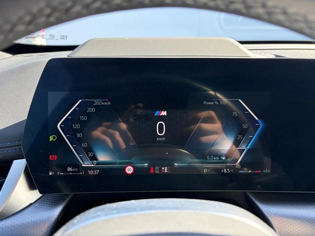 Affichage numérique du combiné d'instruments BMW X1 2025 en vue frontale, avec indication vitesse et logo M coloré.