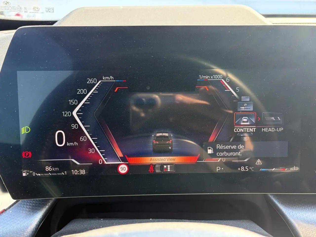 Affichage numérique du combiné d'instrumentation du BMW X1 noir, vue frontale du tableau de bord avec indicateurs et alertes.