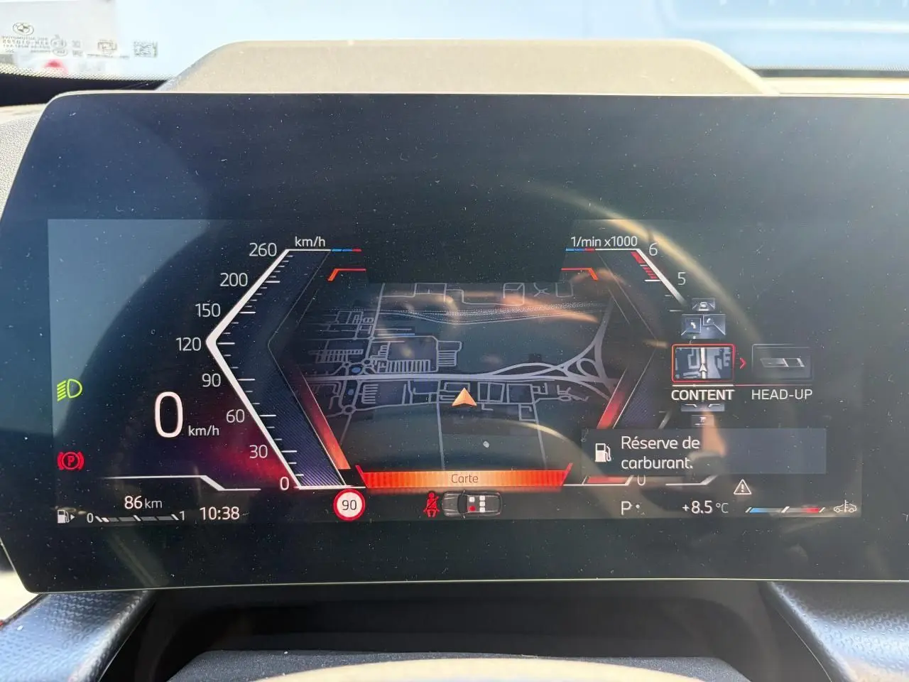 Affichage numérique du combiné d'instrumentation BMW X1 2025 montrant la navigation et alertes, vue de face intérieure.