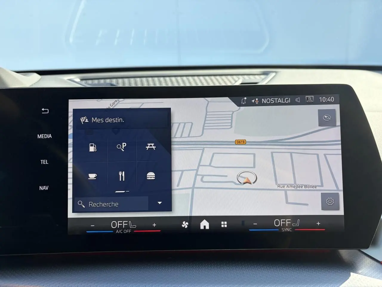 Écran tactile incurvé du système de navigation BMW Live Cockpit, affichage carte et menu des destinations.