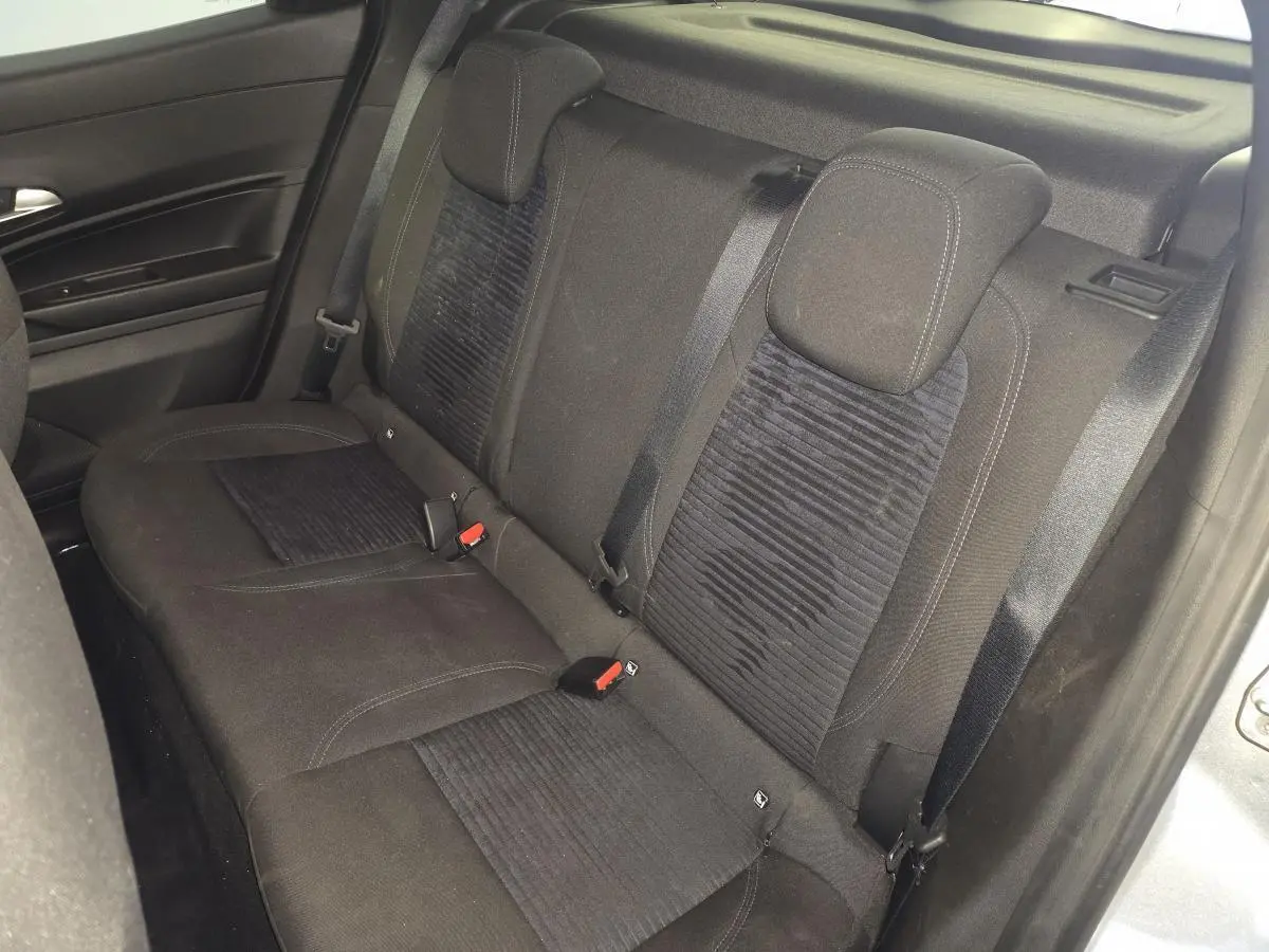 Vue intérieure de la banquette arrière en tissu noir avec appuie-têtes dans l'Alfa Romeo Junior gris 2025.