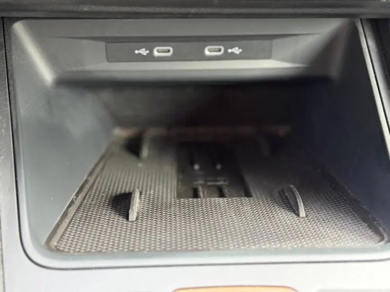 Gros plan intérieur sur la zone de chargement avec ports USB du CUPRA Formentor 2.0 TDI 150ch V DSG7, finition noire.