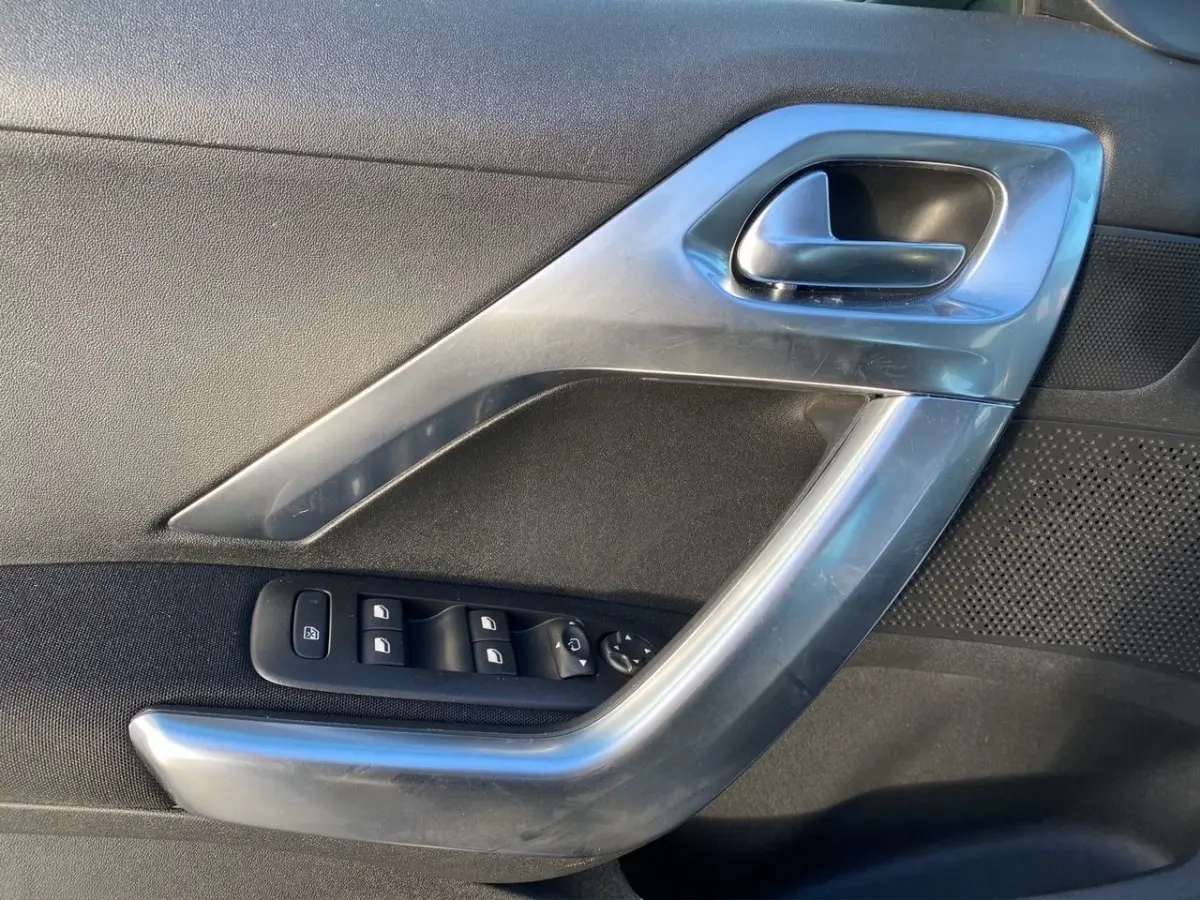 Poignée de porte intérieure côté gauche gris foncé avec commandes des vitres et rétroviseurs du Peugeot 2008 2019.