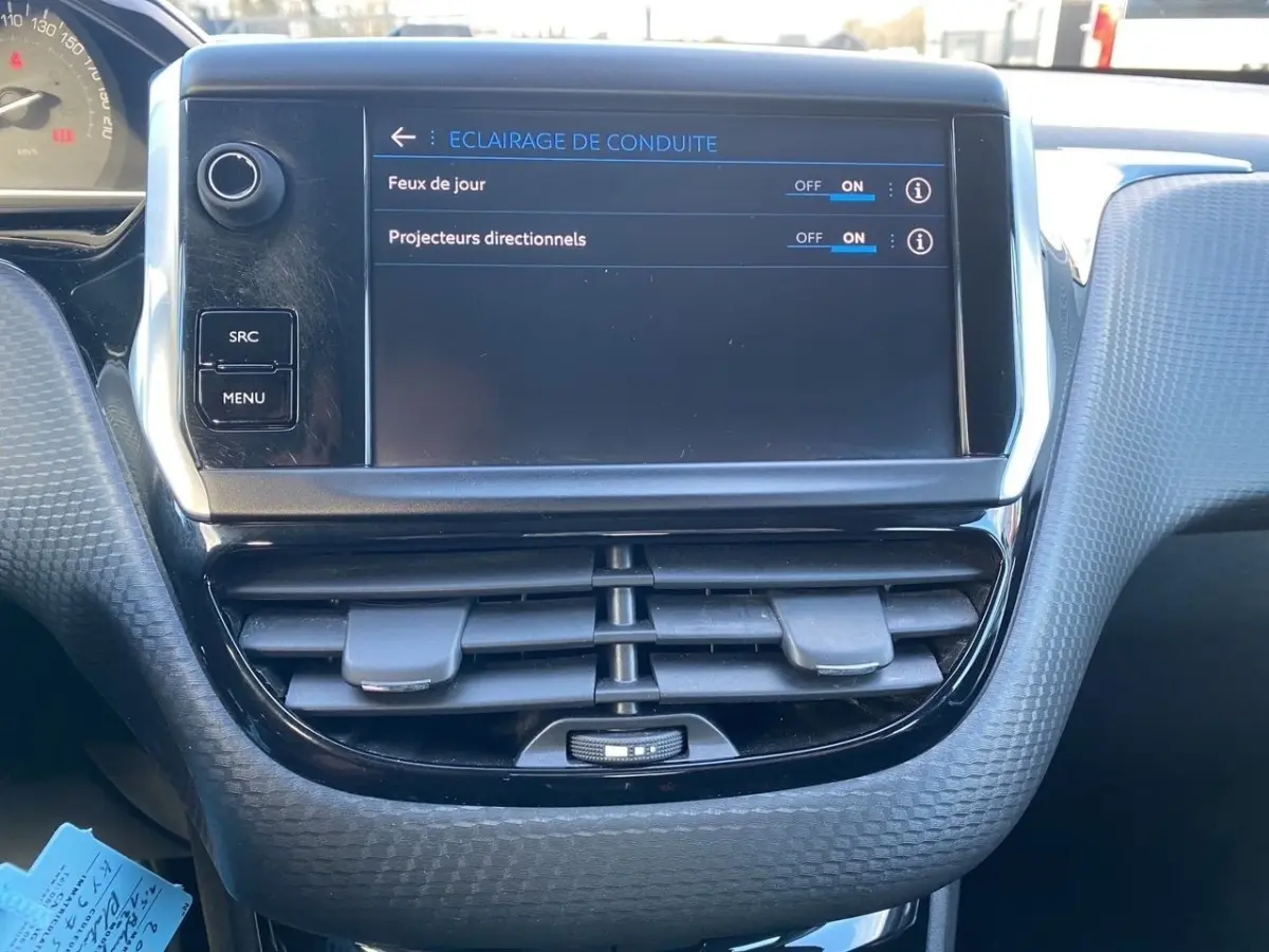 Vue rapprochée de l’écran tactile central et des commandes d’aération du tableau de bord du Peugeot 2008 gris foncé, version 2019.