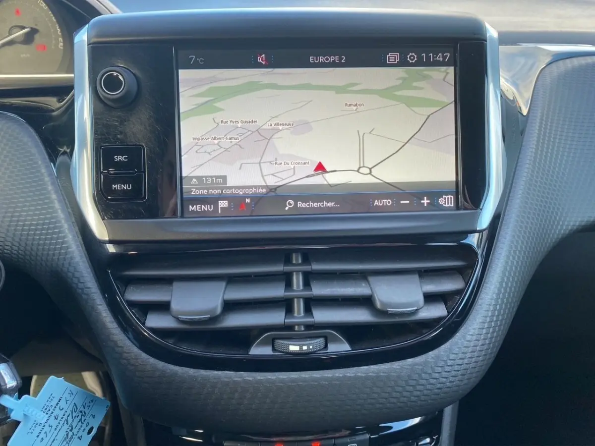 Gros plan sur l'écran tactile central de navigation du tableau de bord du Peugeot 2008 gris foncé, version 2019.