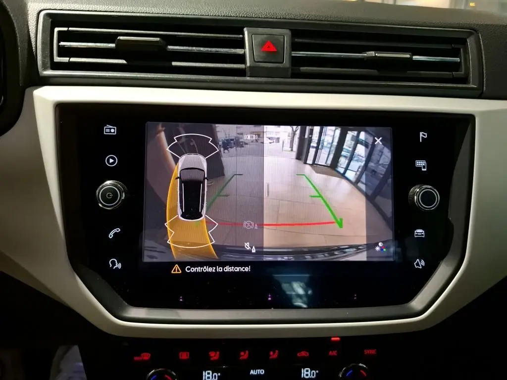 Écran tactile du tableau de bord du SEAT Arona gris foncé 2021 montrant la caméra de recul avec alertes de distance.