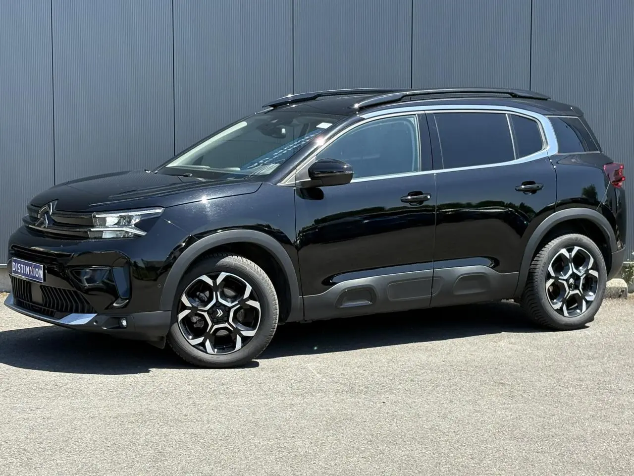 Citroën C5 Aircross Hybrid noir Perla en vue de profil droit, avec jantes alliage bi-ton et protections latérales grises.