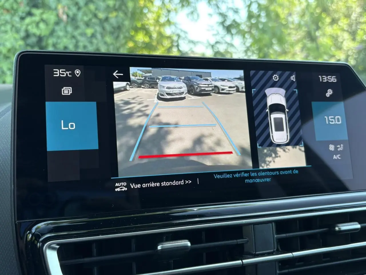 Écran tactile intérieur montrant la caméra de recul et l'affichage de la climatisation à 15°C du Citroën C5 Aircross Hybrid noir.
