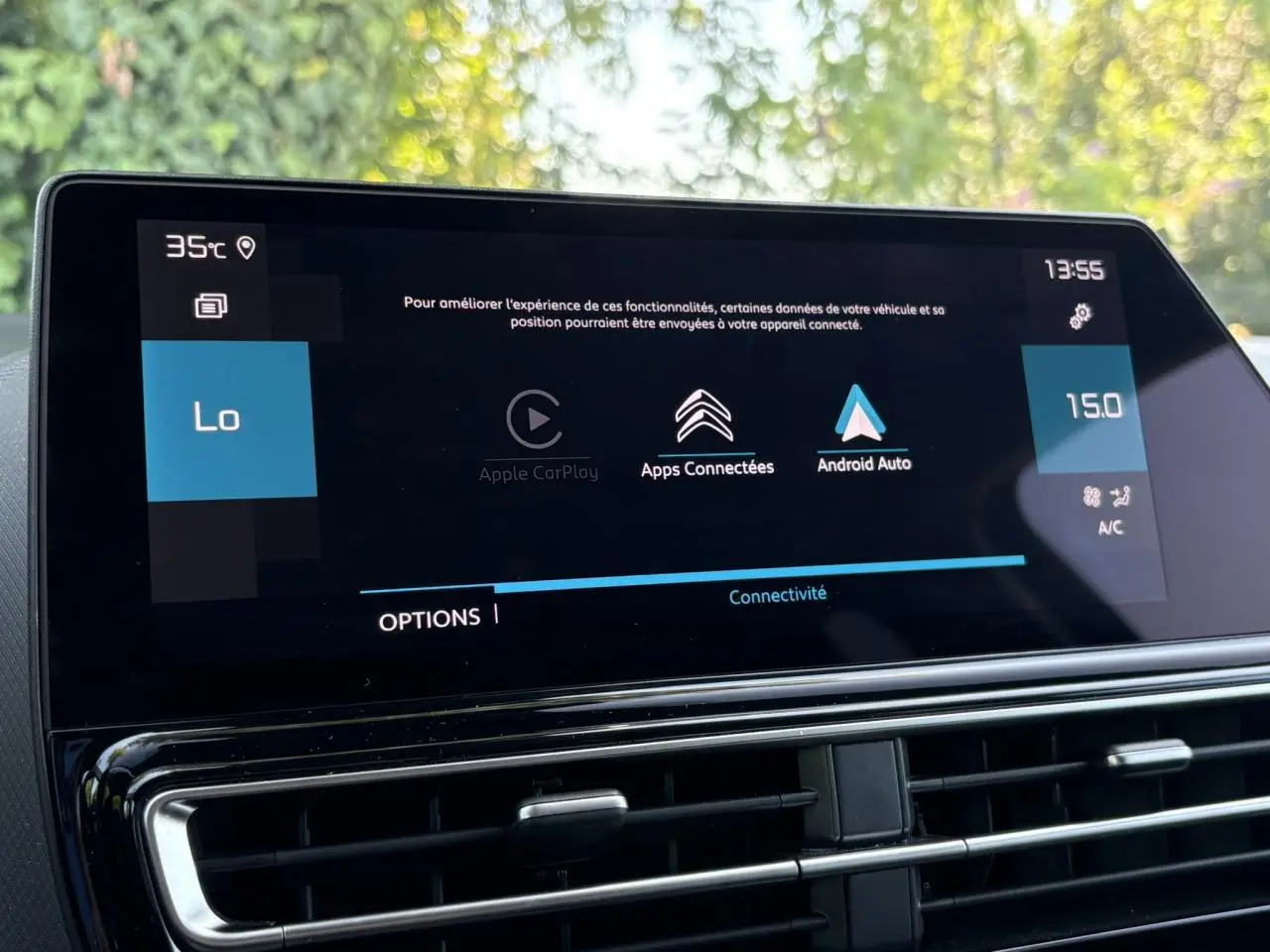 Écran tactile central du Citroën C5 Aircross Hybrid 2025 affichant connectivité Apple CarPlay et Android Auto.
