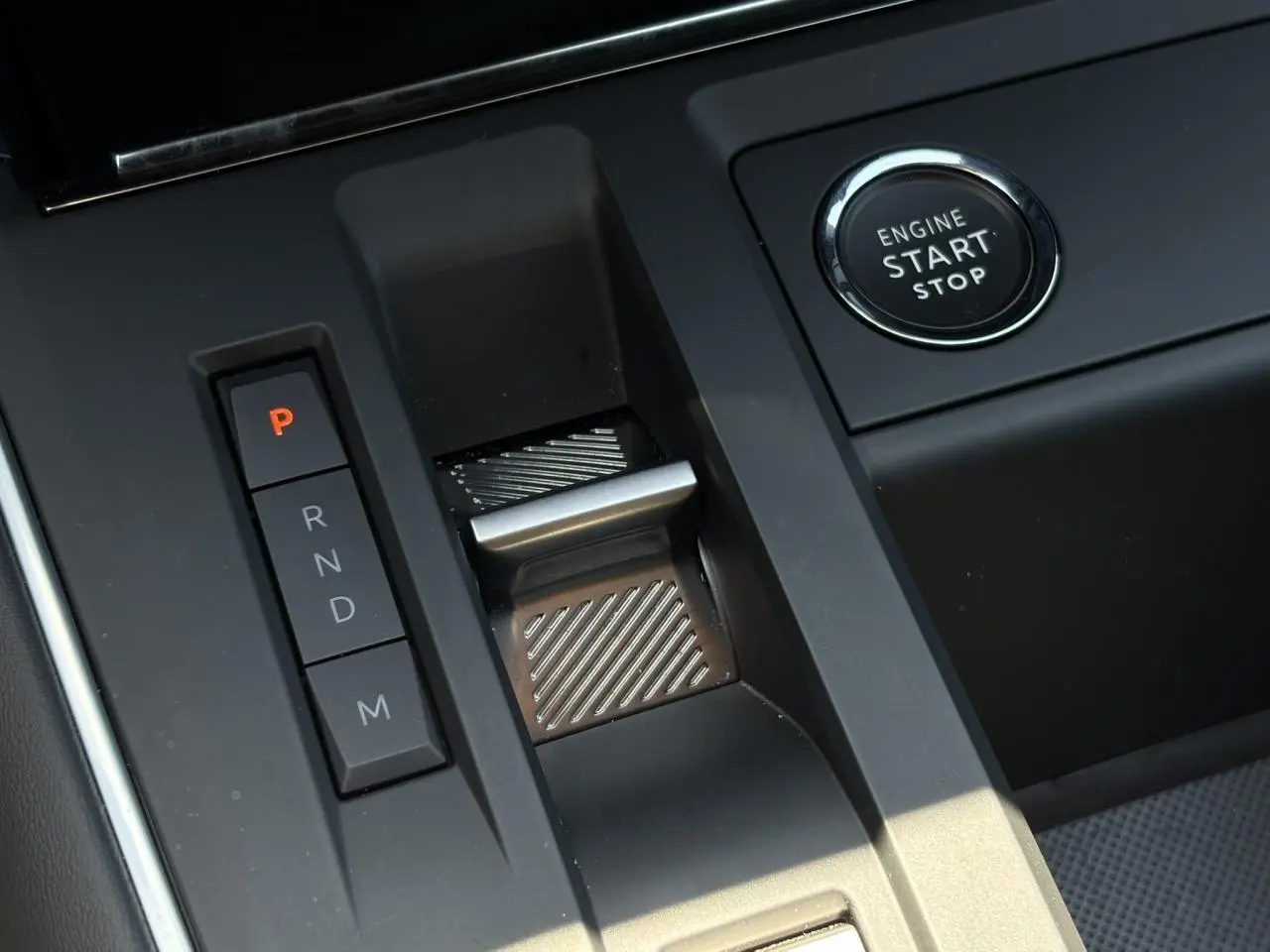 Gros plan sur la console centrale du Citroën C5 Aircross Hybrid noir, avec sélecteur de vitesses et bouton start/stop.